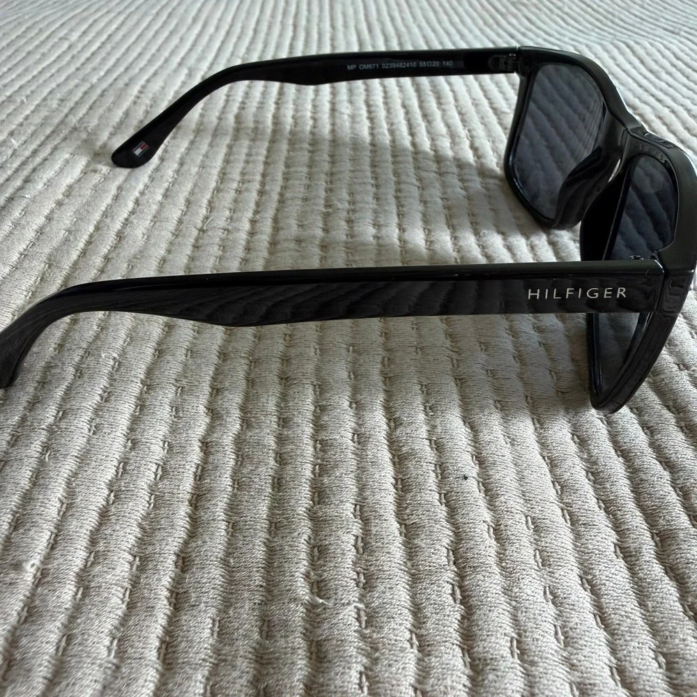 Tommy Hilfiger OM671 Sunglasses Mens Black Rectangle Gray Lens 55-20-140